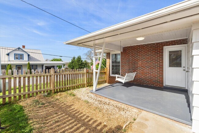 Building Photo - 389 Thompson St