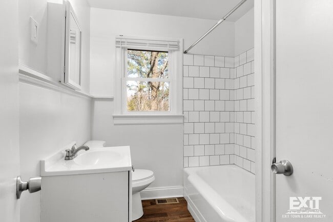 Building Photo - Welcome to your 2 bedroom, 1 bath home in South Hill!