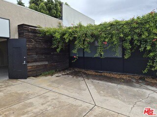 Building Photo - 10835 Magnolia Blvd