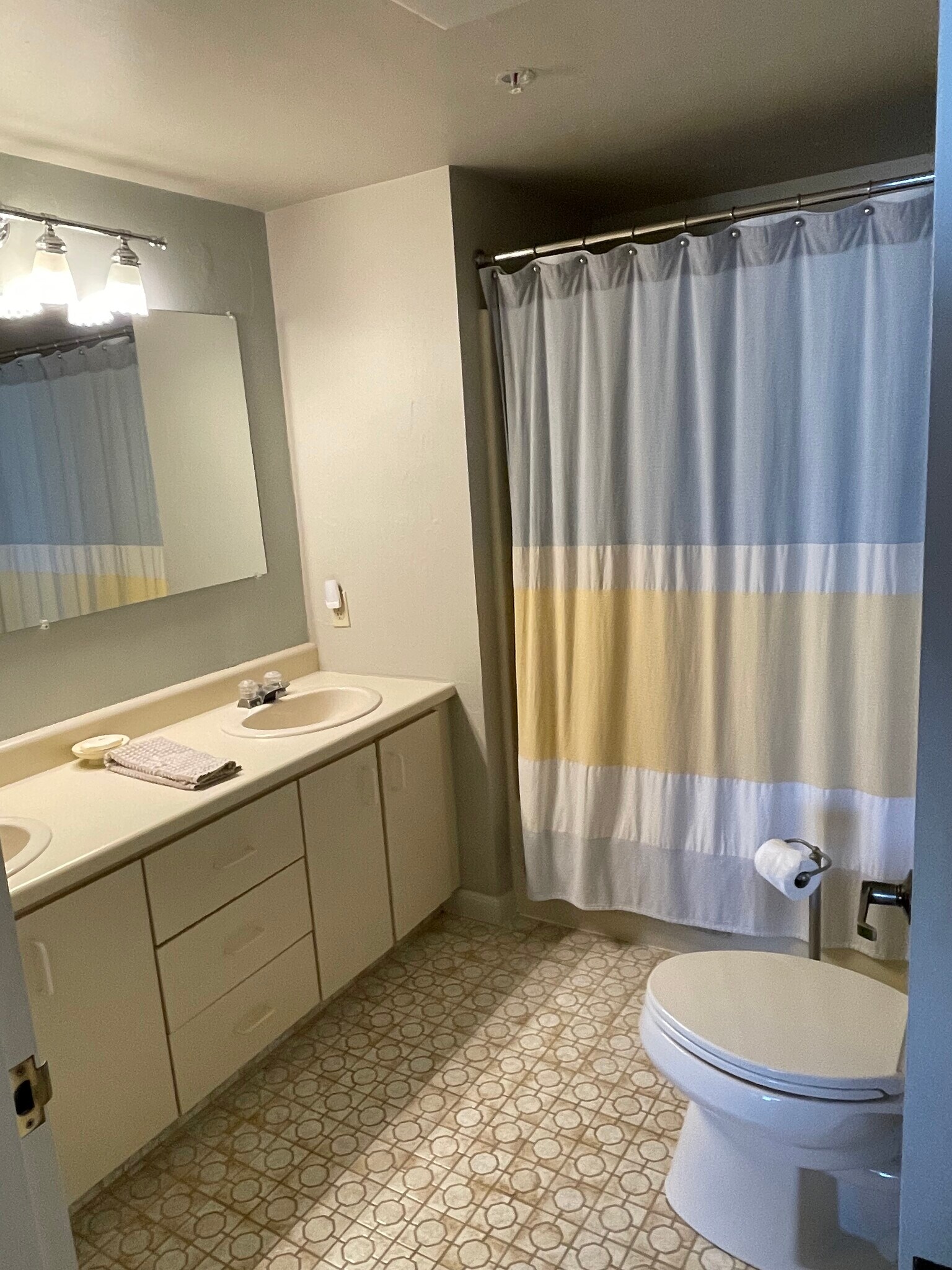 Building Photo - 215 E Grand Ave