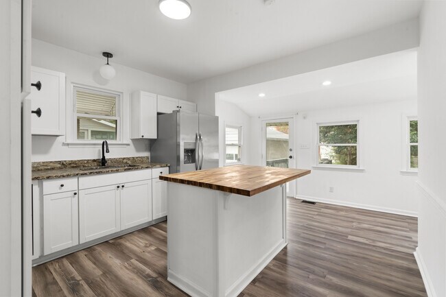 Building Photo - 2416 Sherry Rd