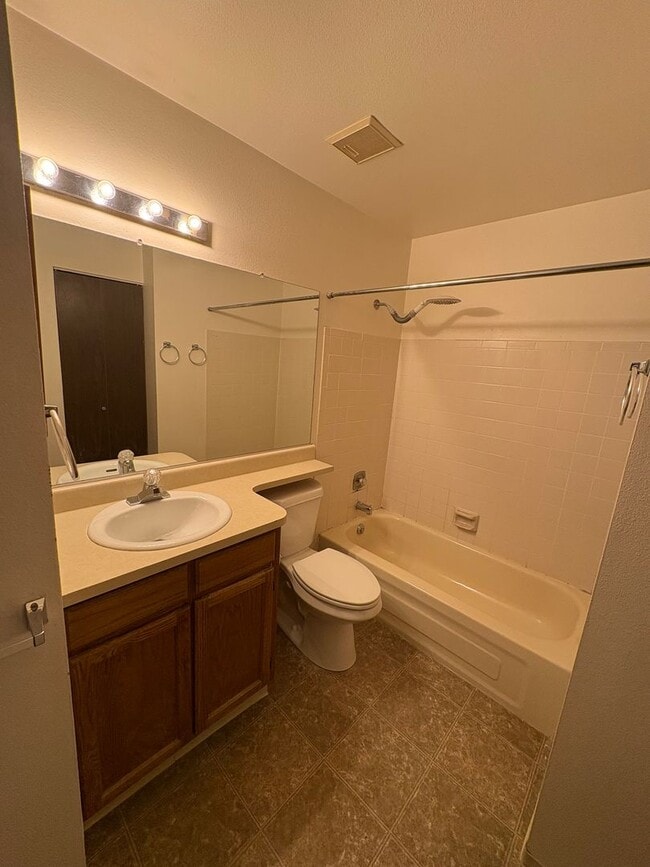 Building Photo - Awesome 1 - Bedroom / 1-Bath Penthouse Uni...