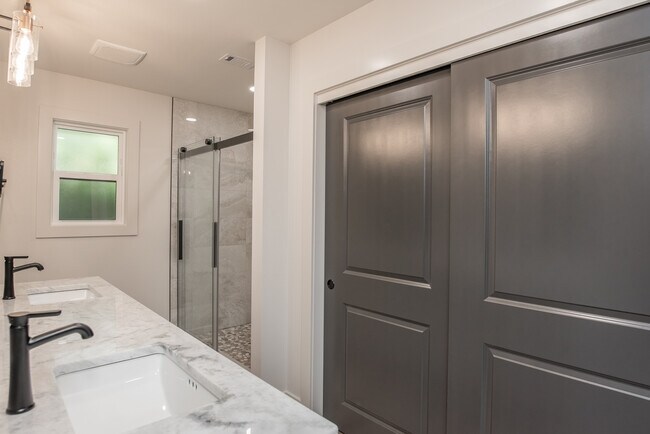 Building Photo - 2540 Hallmark Dr