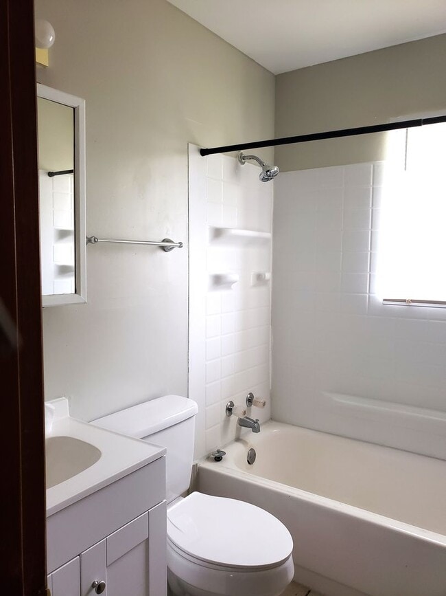 Building Photo - Large 4 bed / 2 bath house for rent