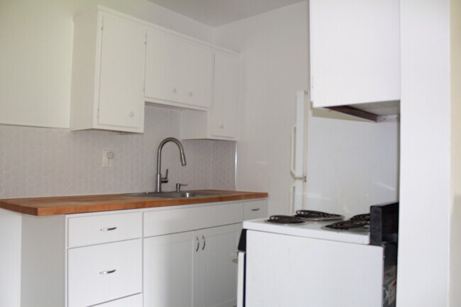 Building Photo - 3065 S Commerce Rd