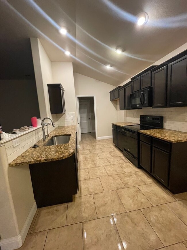 Building Photo - 3 Bedroom 2 bath home!