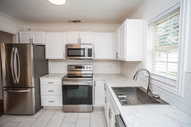 Building Photo - Move-In Ready! Stunning Home with Modern U...