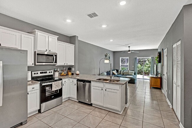 Building Photo - 2 bedroom 2.5 townhome in St. Johns for rent.