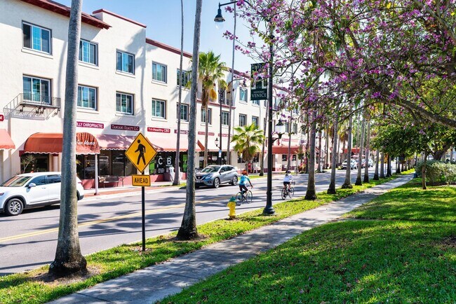 Building Photo - GORGEOUS FULLY RENOVATED 1st FLOOR 2 BEDROOM 1 BATHROOM CONDO LOCATED JUST 5 MINUTES FROM VENICE ...