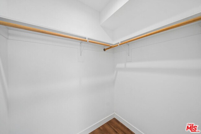 Building Photo - 6334 1/2-6332 Beck Ave
