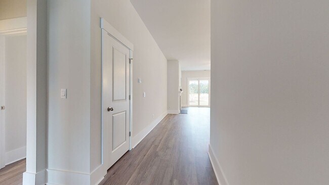 Building Photo - 3 Bedroom Home in WATERSIDE!