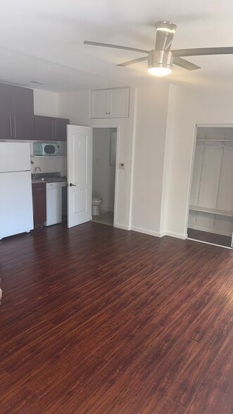 Building Photo - 6661 Lindenhurst Ave