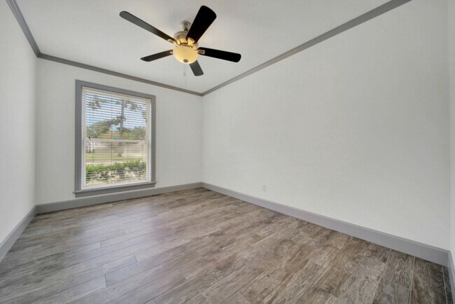 Building Photo - 10042 Briar Forest Dr