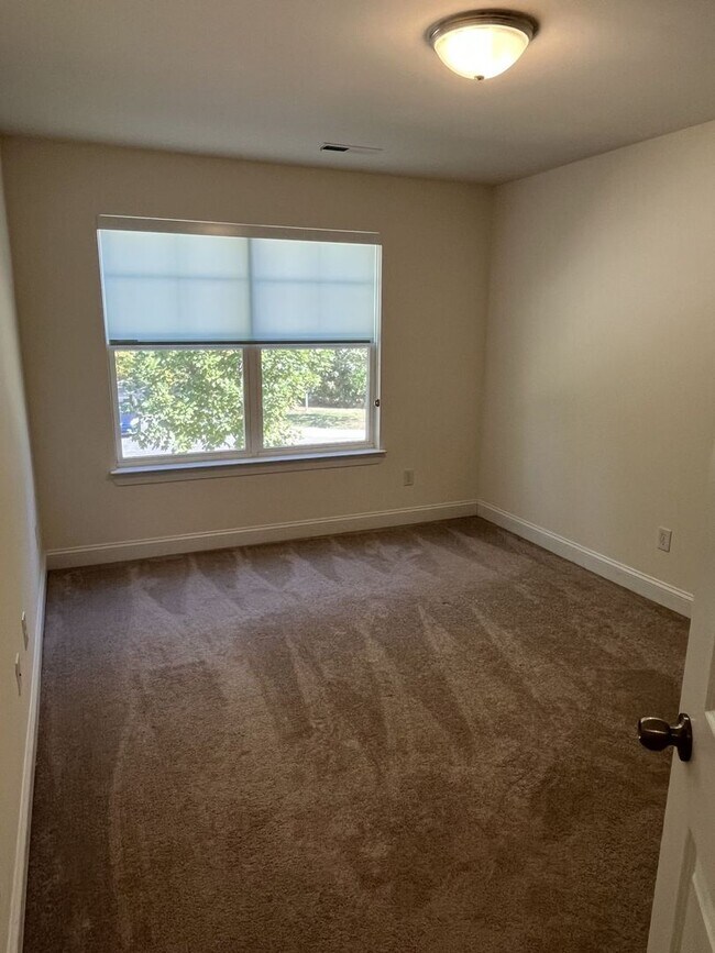 Building Photo - Newer 3 Bed + Loft Townhome in Davis Lake ...