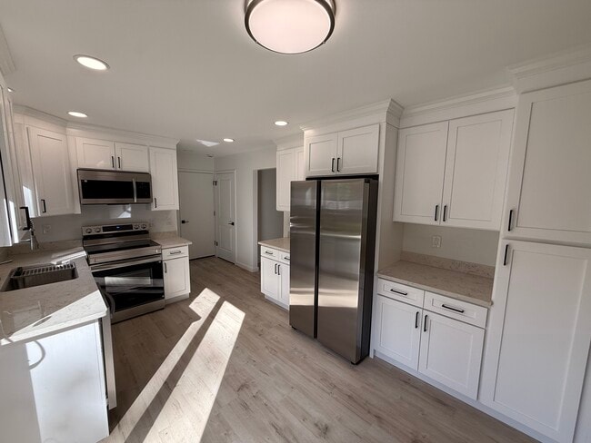 Building Photo - 827 Woods Ct