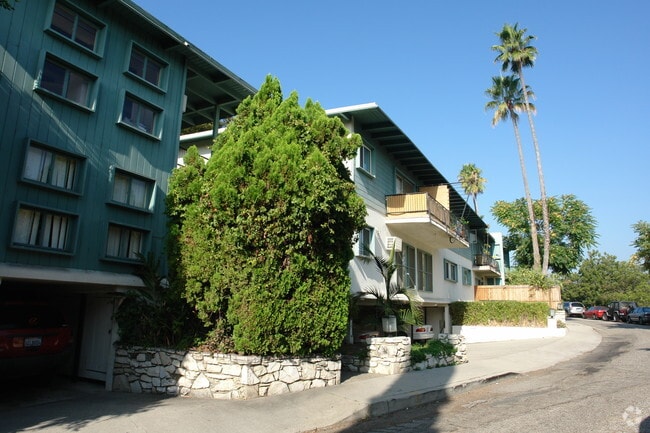 Building Photo - Poinsettia Place