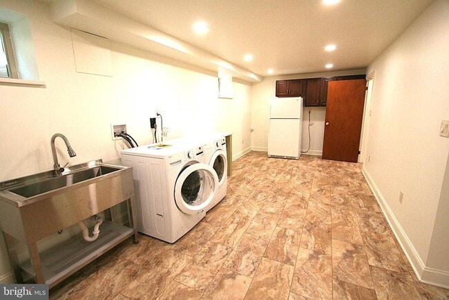 Building Photo - 10104 Towhee Ave