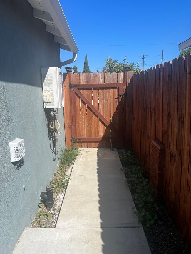 Building Photo - Charming, Open Concept, Single, Granada Hills ADU! Ready for Immediate Move-In!