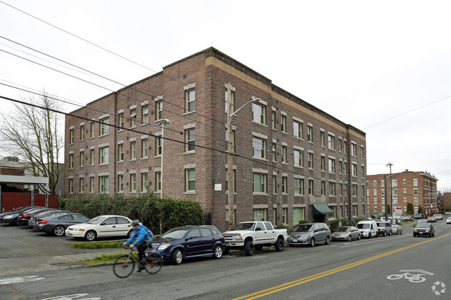 Primary Photo - Del Roy Apartments