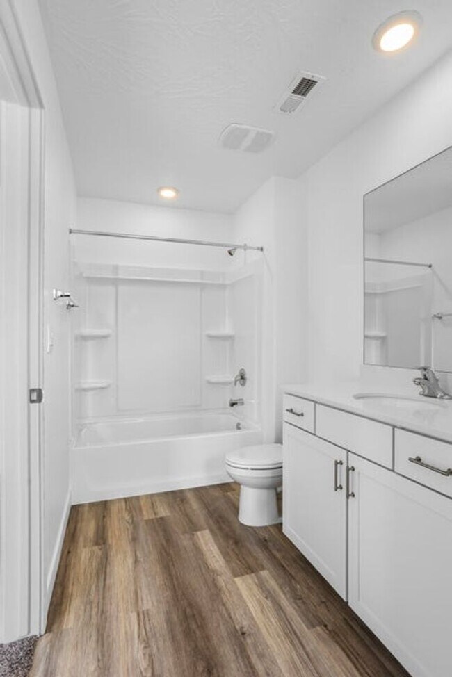 Building Photo - MOVE IN READY! 3 Bedroom townhome in long valley!