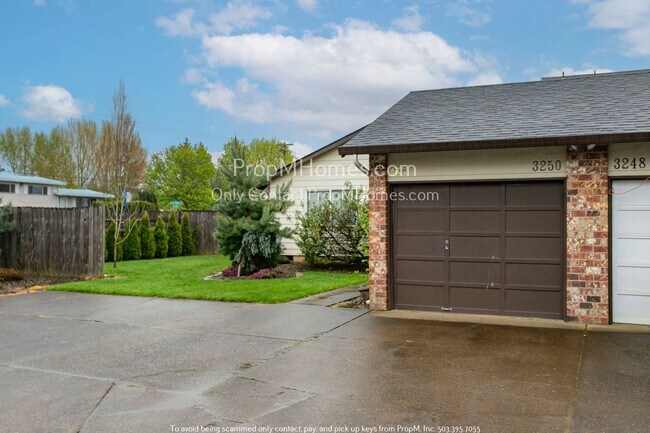 Building Photo - Cozy Two-Bedroom in Gresham - New Washer/D...