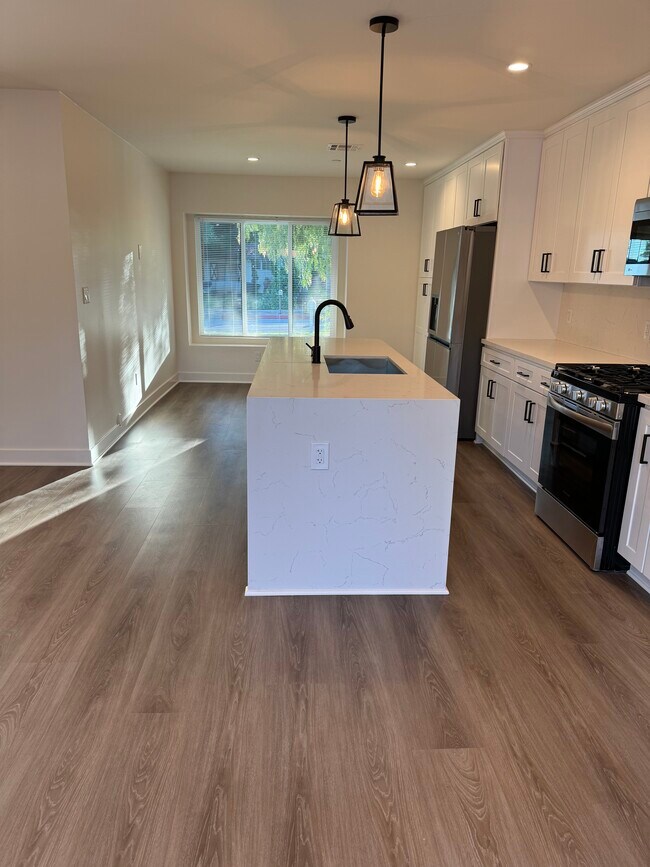 Building Photo - 10434 Baird Ave