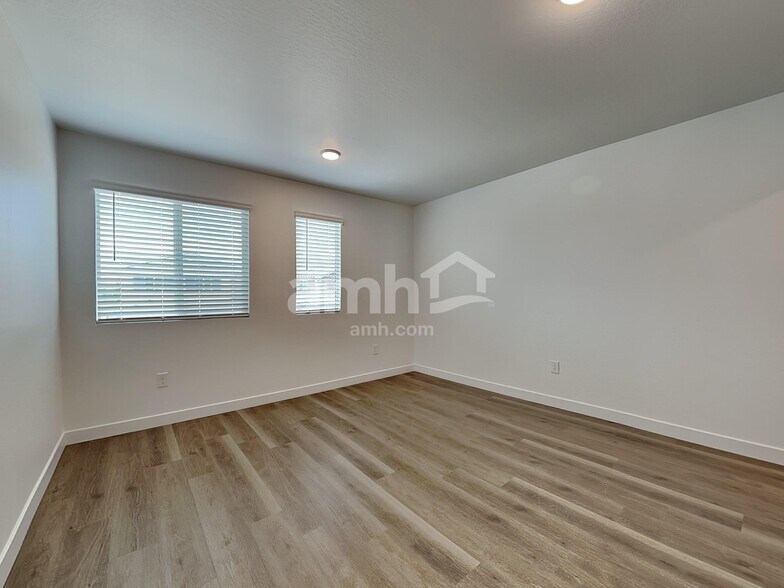 Building Photo - 9829 W Parkway Dr