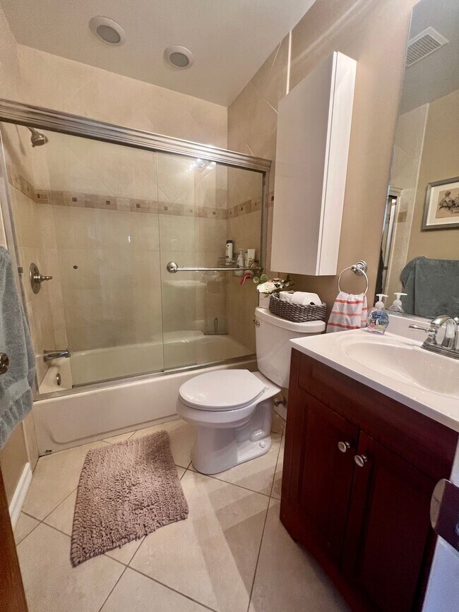 Building Photo - 2 Bed/1Bath/1 Car Garage Home