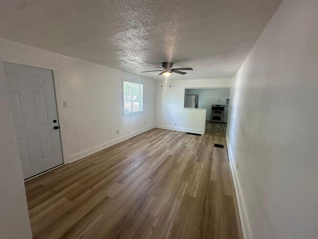 Building Photo - 3006 S Hackley St