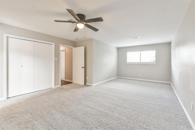 Building Photo - 7003 Huntbrook Dr