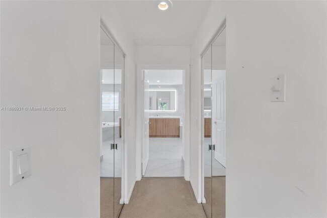 Building Photo - 420 Montclaire Dr