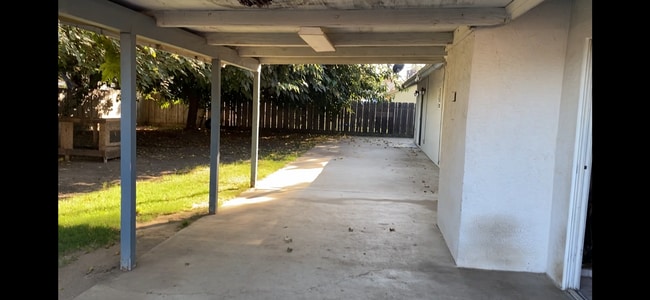 Building Photo - 3 Bedroom 2 Bath Home