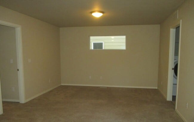 Building Photo - 3BD/2.5BA South Hill Puyallup Home - Stainless Appliances, Two Fireplaces & W/D Included