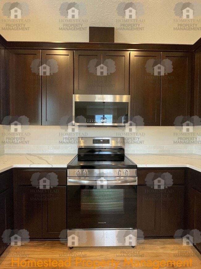 Building Photo - 186-188 SE Lacreole Dr