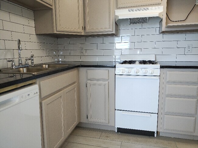 Building Photo - 1312 S Quaker Ave