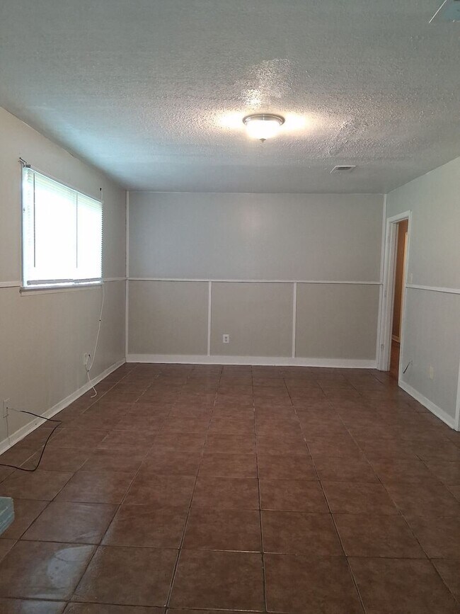 Building Photo - 1215 Garden Park Dr