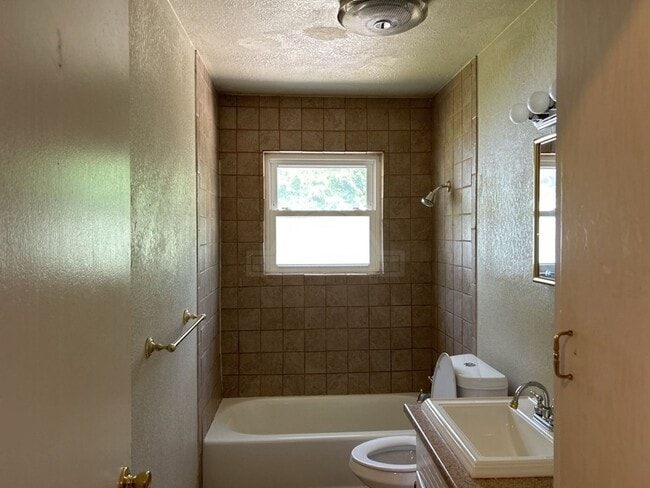 Building Photo - ***2-weeks Free Rent***307 Currie - 3-bedroom home with additional features