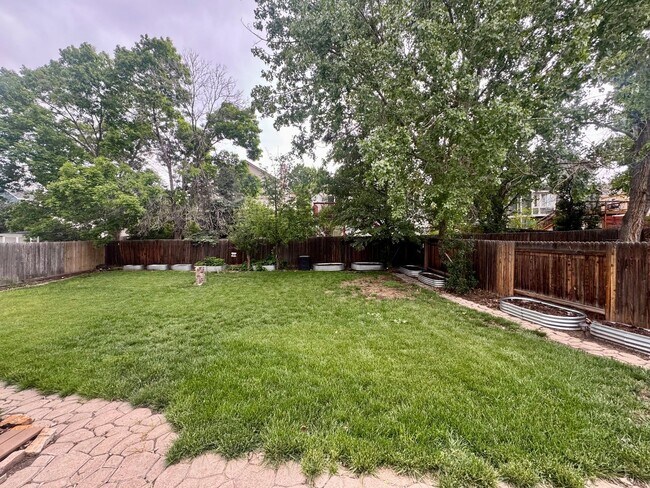 Building Photo - Gorgeous 4 bedroom with Loft and 3 car gar...