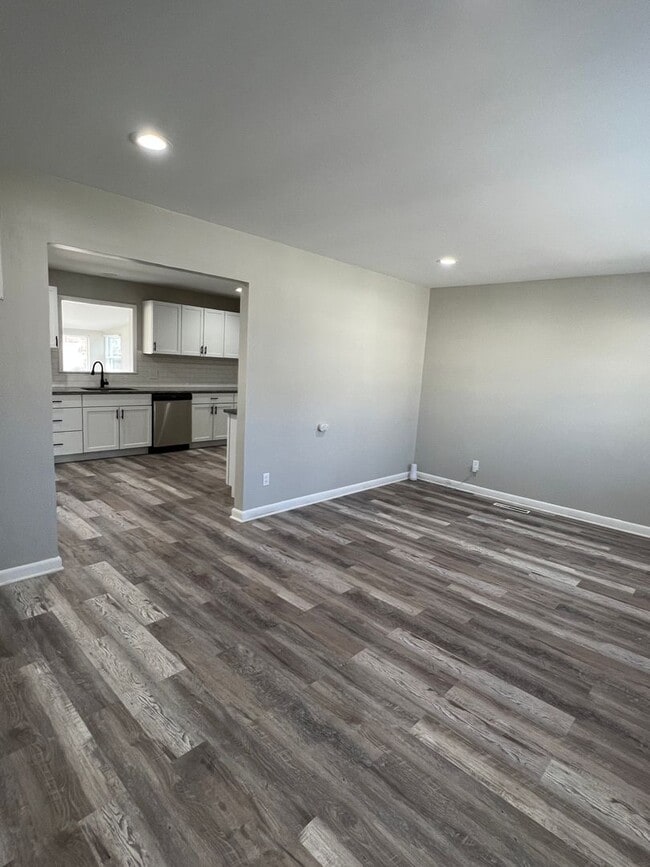 Building Photo - 3 Bedroom Beautifully updated Ranch