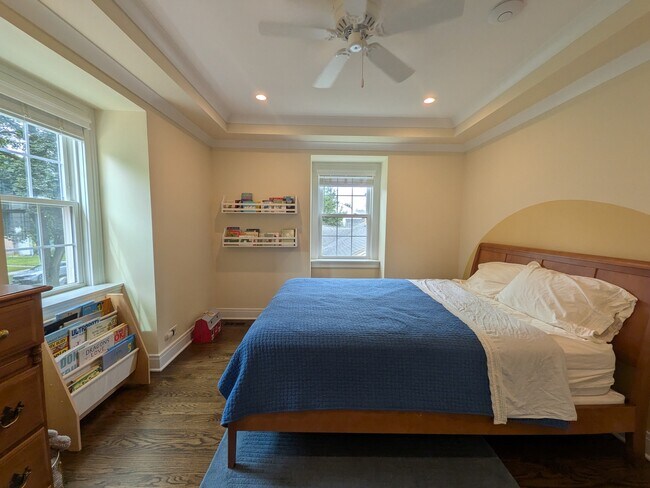 Building Photo - 2741 Lincolnwood Dr