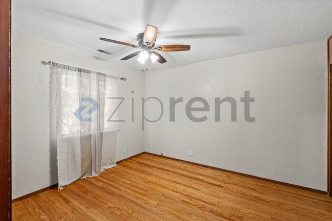 Building Photo - Unit
