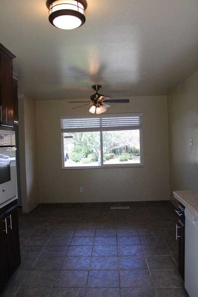 Building Photo - 3 Bedroom in Rincon Valley- Santa Rosa