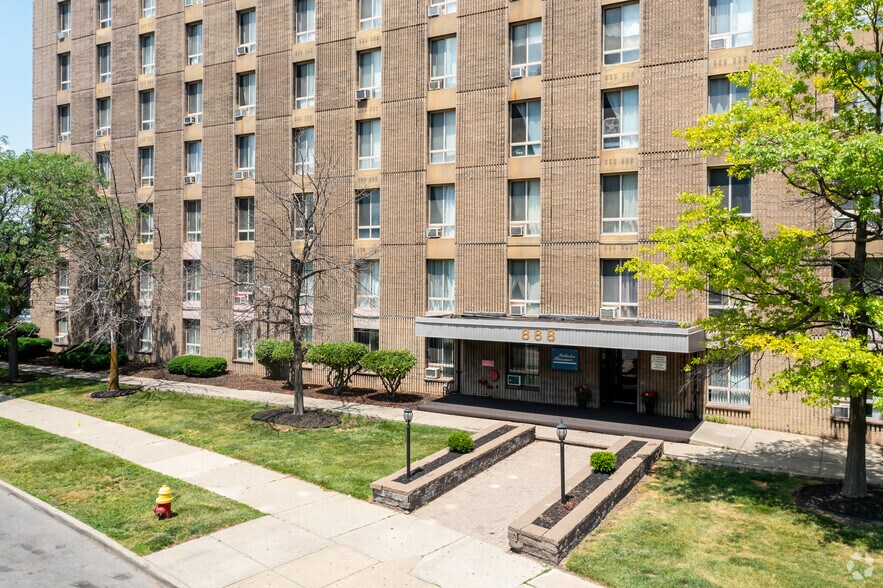 Entrance - Pallister Plaisance Apartments