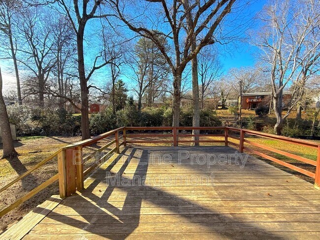 Building Photo - 907 Bannister Pl