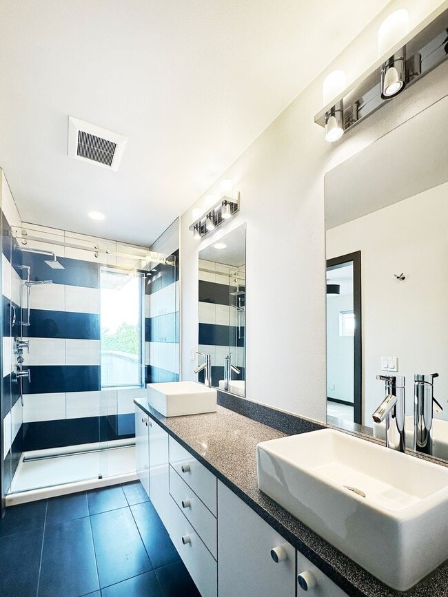 Building Photo - 3Bd/3Ba Seattle Townhouse