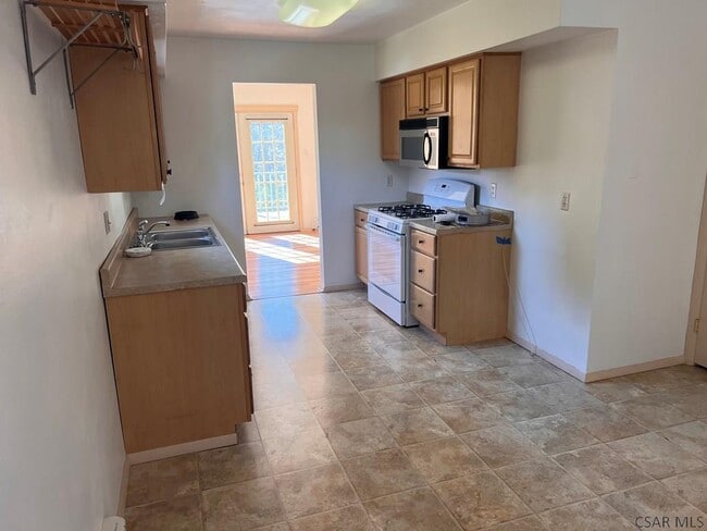 Building Photo - 120-122 Berkey Dr