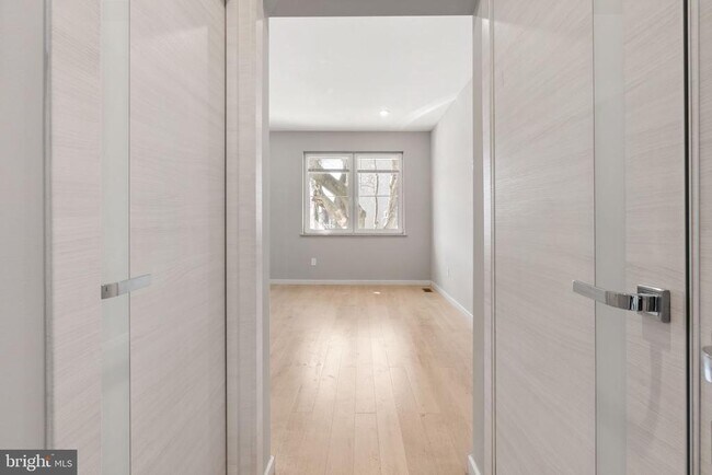 Building Photo - 2142 Master St