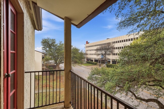 Building Photo - 8702 Village Dr
