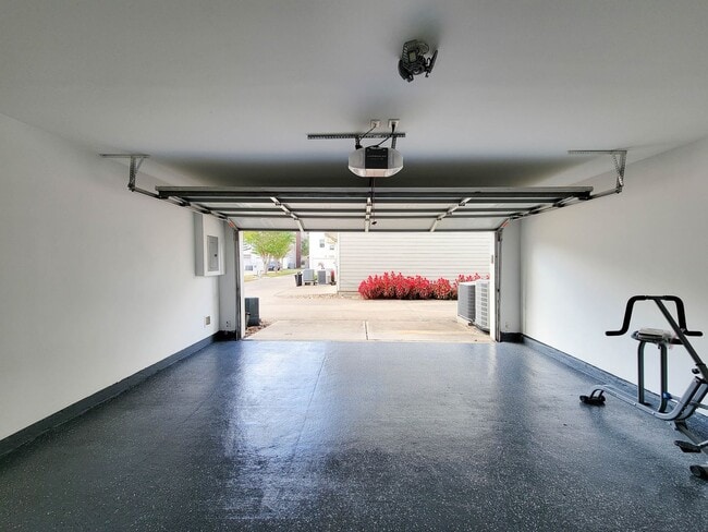 Building Photo - Beautiful Home with a Smart, Functional Floor Plan!