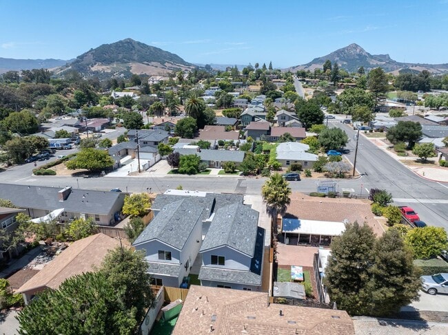 Building Photo - AVAILABLE FOR 2026-2027 SCHOOL YEAR...14 B...
